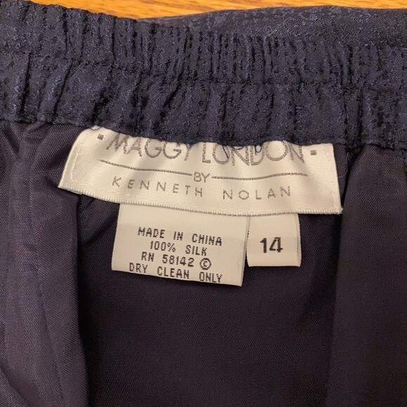 Maggy London Vintage 100% Silk Fan Pattern Skirt and Buttoned Top Set - Picture 12 of 16